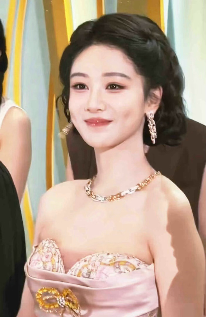 杨紫的手半天没出来好贵气的妆造，希望这次杨紫能获奖 
