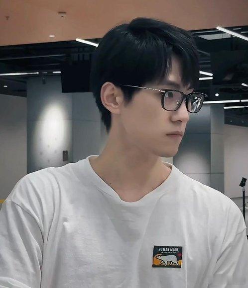 晏紫东新剧谈上唐嫣了晏紫东你小子出息了！居然在《爱情没有神话》里谈上唐嫣了。这年