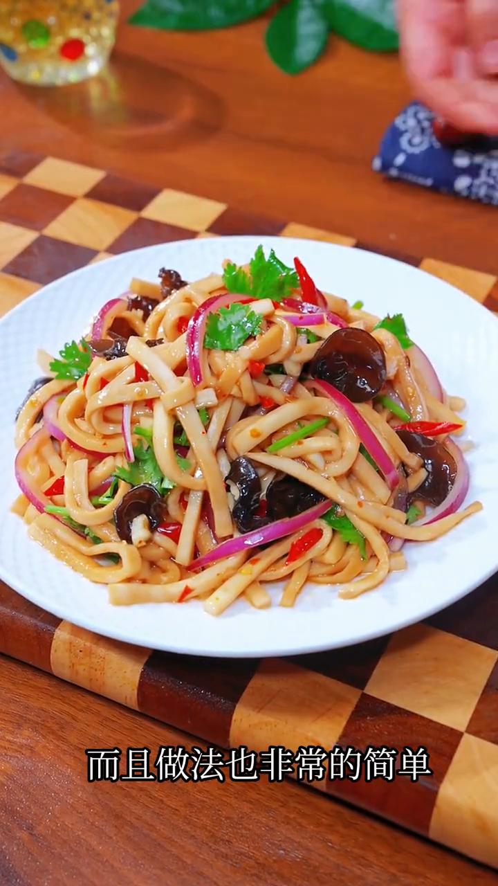 杏鲍菇新吃法。
我告诉你，杏鲍菇买回来以后不要总是炒着吃，这是最近网上很火的新吃