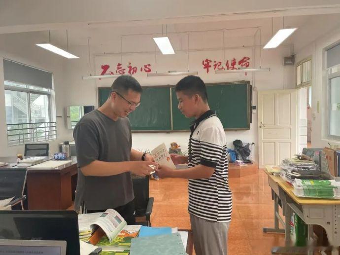 台州教师坚守十三年照亮无数山里孩子求学路 “只要还有一个孩子需要我，我就会一直站