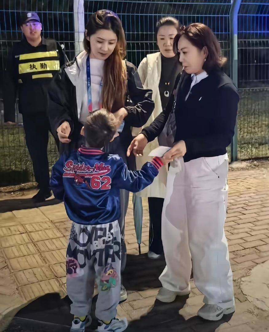 真没想到，
梁靖崑不仅老婆那么好看，
两个帅气的儿子，
就连他妈妈都那么漂亮，