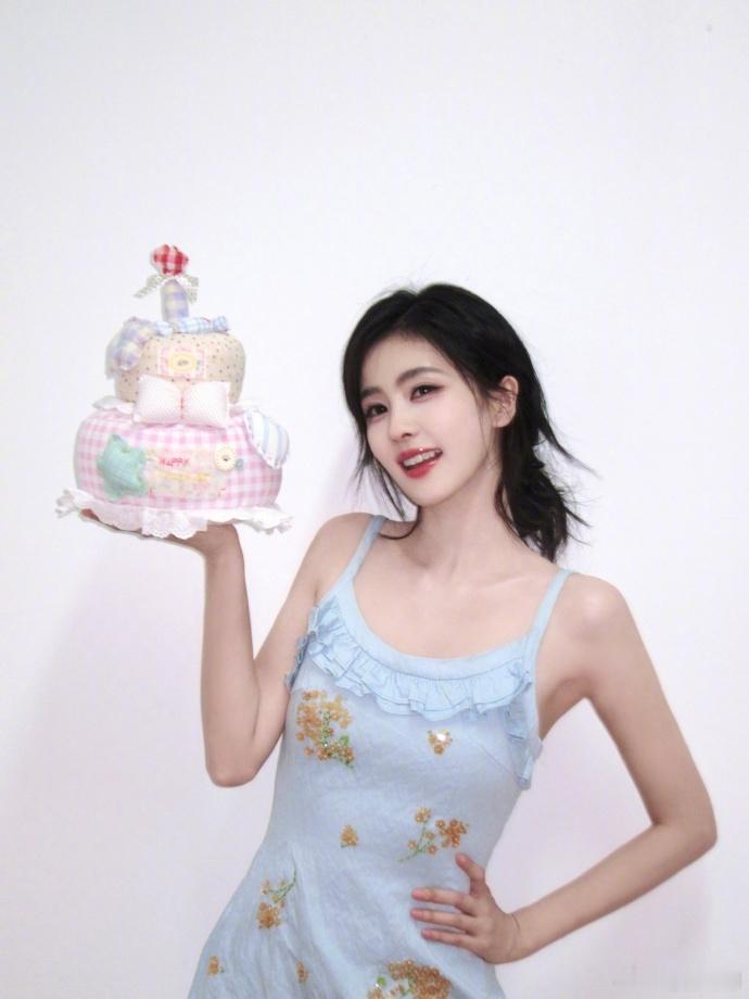 白鹿生日拍照模板来了白鹿生日大片选美小姐造型 ​​​刷到白鹿的生日写真，被这个选