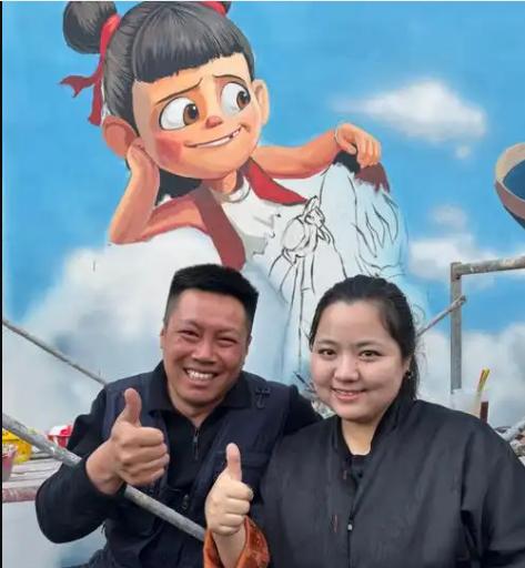 吴承言没进体制，却保留了淳朴的初心！
闫 学晶身在体制，却有溢出屏幕的铜臭！
