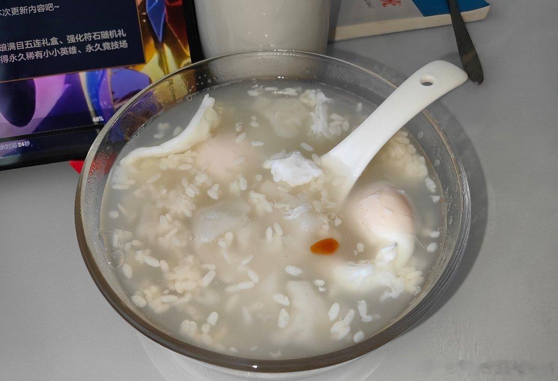 早餐打卡 真的好奇怪我超爱吃醪糟但是我不吃小汤圆，我只吃那种自己掐的粉子坨坨。 