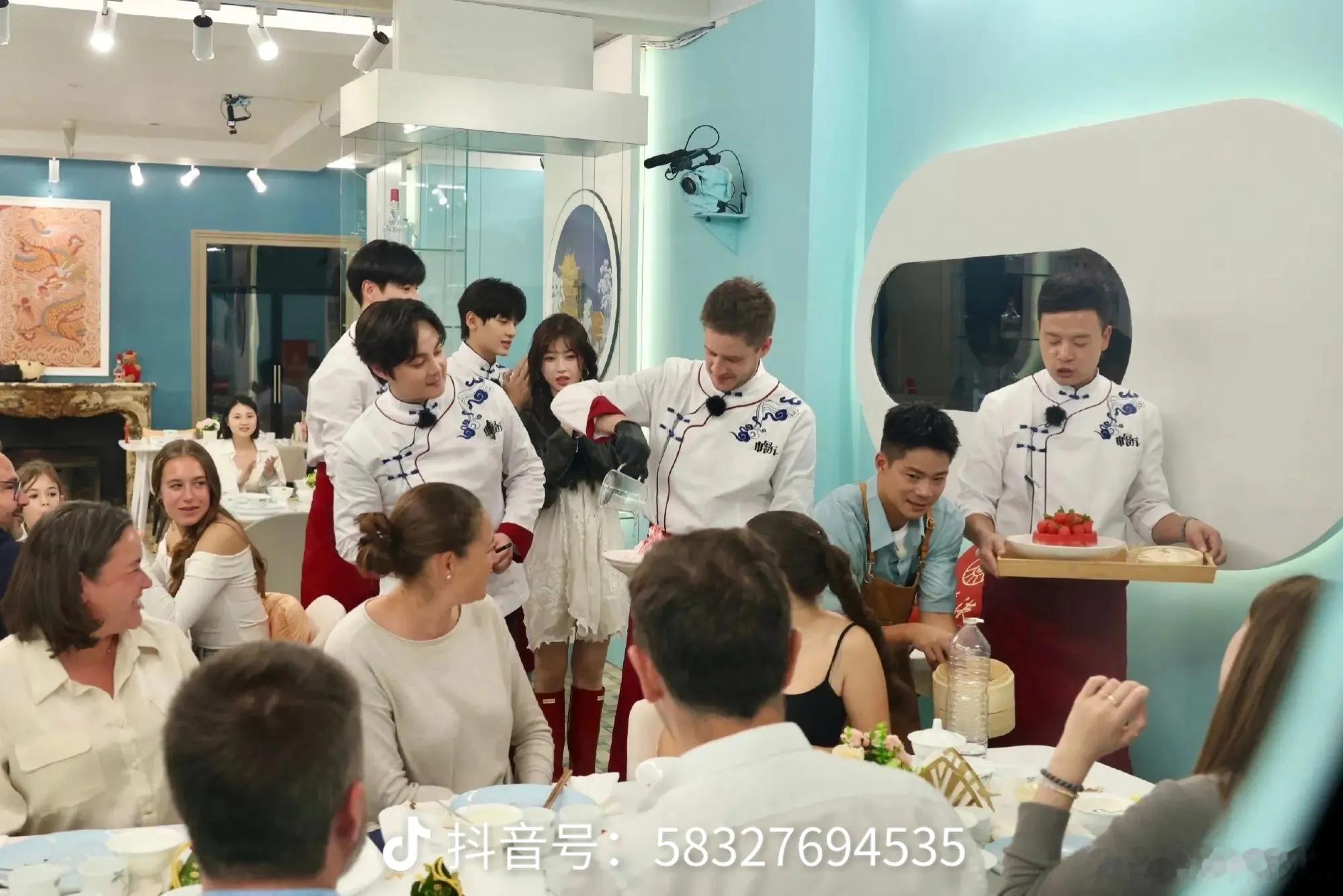 中餐厅八迎来了真正的宣发期中餐厅八两年后火了 两年过去了，《中餐厅8》居然在这个