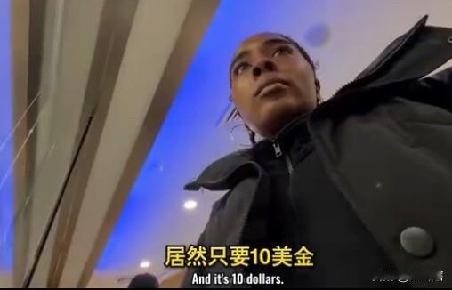 【美国女孩直言称美国医疗与中国差距太大了】
一名美国女孩在中国医院体验了一次看病