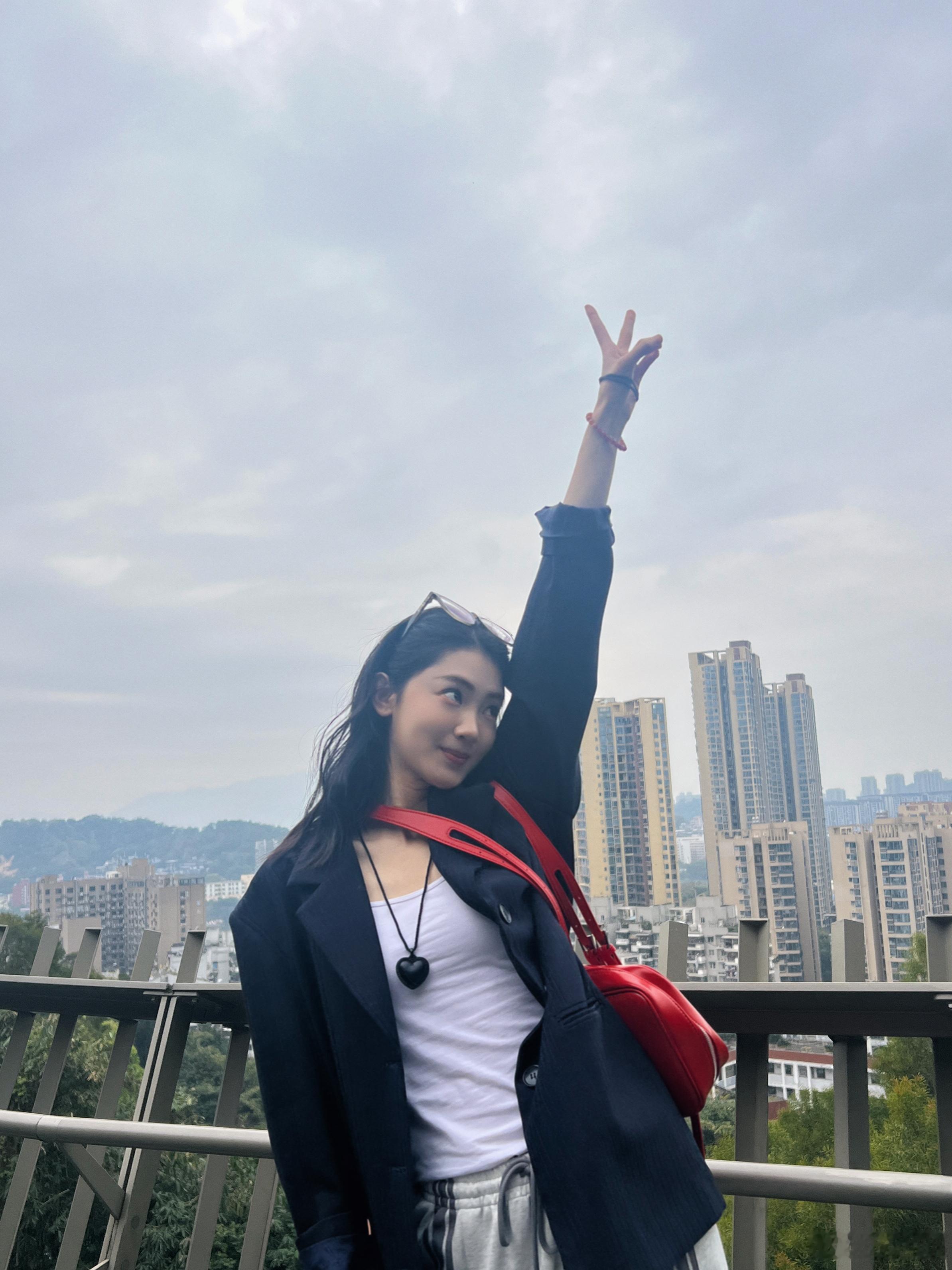 抬头！比耶！✌️🎒#抬头接好运##昕鲜出炉# ​​​