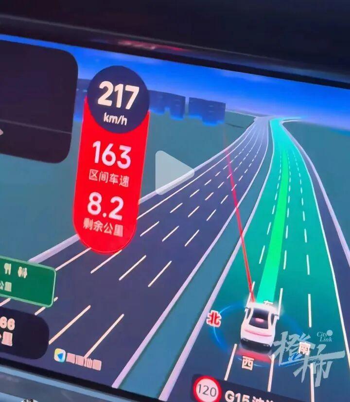 在高速路上飙车到了220公里，而且还是单手骑车，而且还一边玩手机，这个女骑手完全