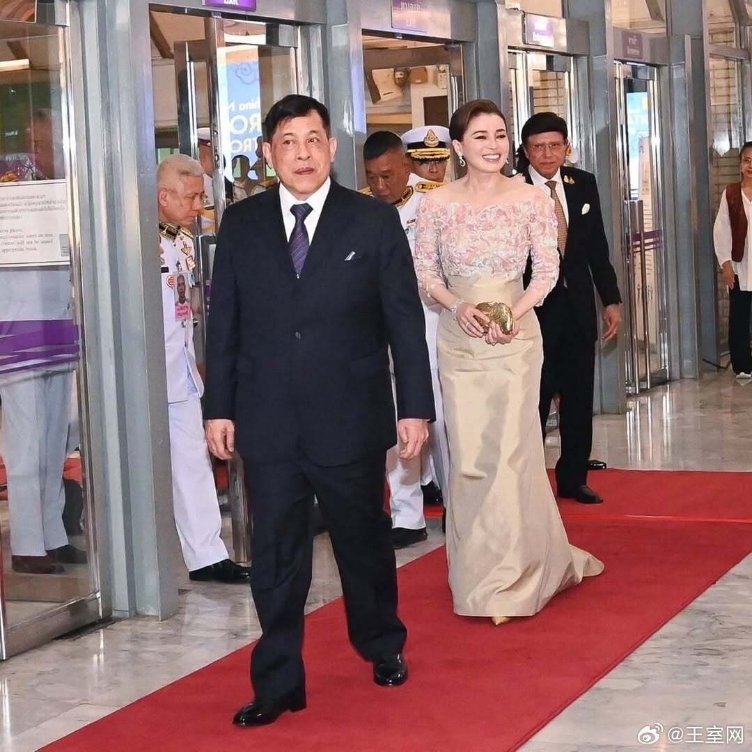 泰国王室 🇹🇭9月12日，玛哈·哇集拉隆功国王和苏提达王后出席在泰国曼谷国家