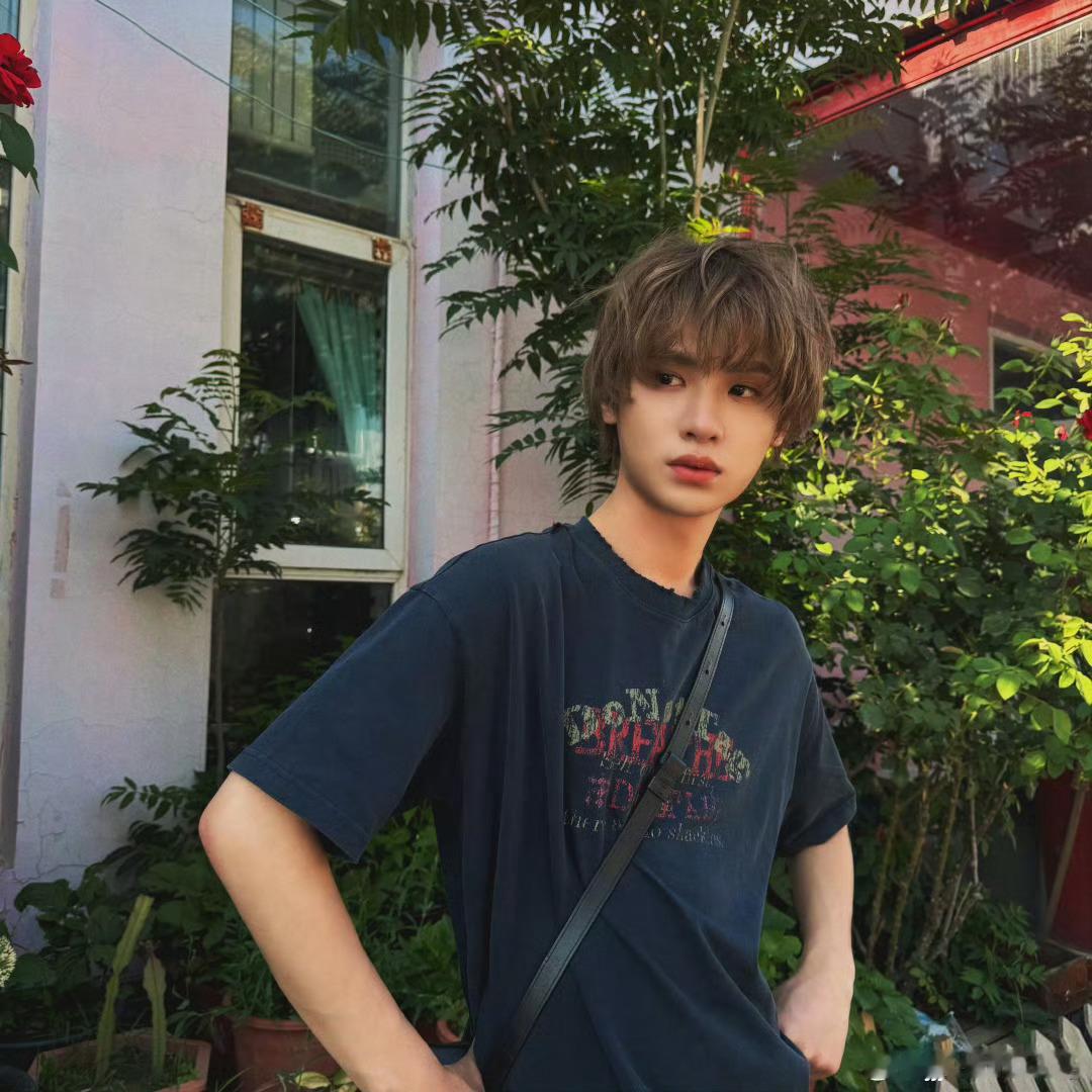 黄明昊告别六月plog黄明昊最新营业🈶黄毛胶片感韩系漫画少年感十足一起迎接七月