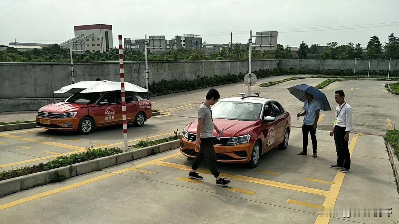 你知道什么是人性的恶吗？我来给你讲一个案例。 
第一天，你去驾校学车，什么都没给