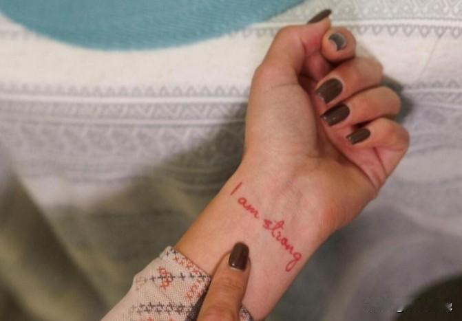 居住在基辅郊区，35岁的克雷沃维雅兹，她的男友在去年乌东部地区阵亡。她选择以刺青