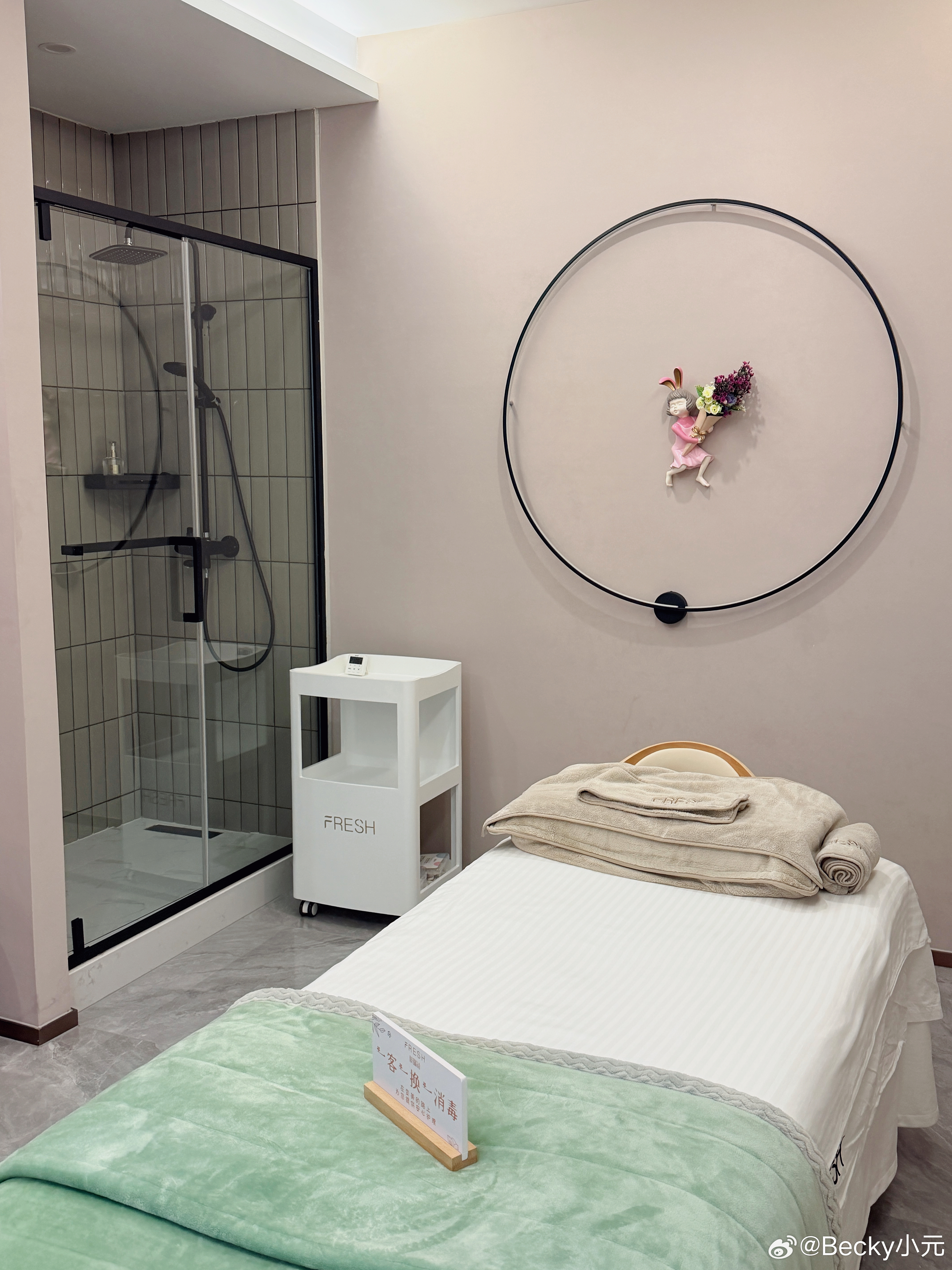 不出差的日子，在杭州的固定行程就是去做皮肤管理。💆🏻♀️EMFUSION美芙