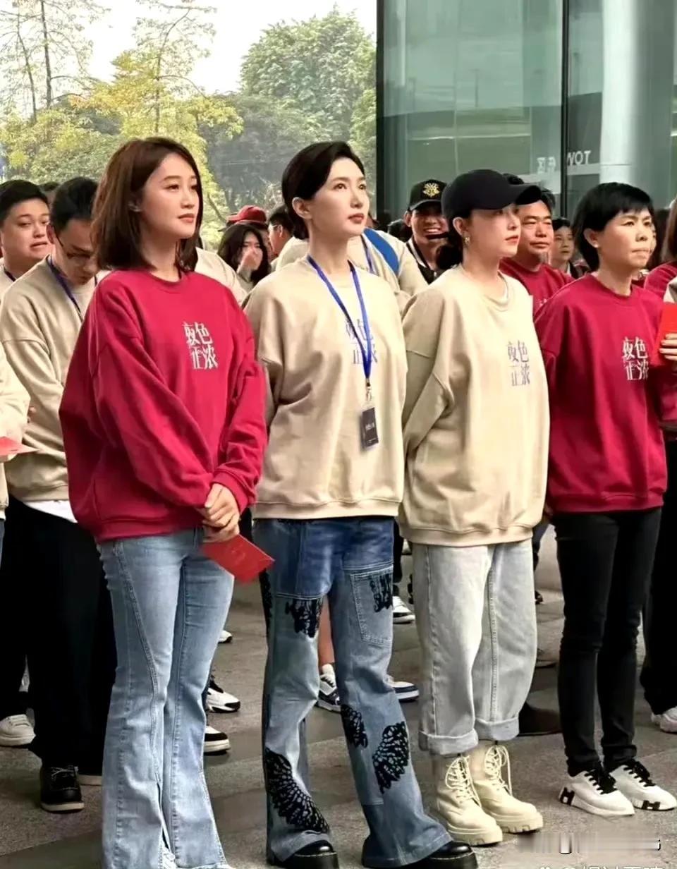 看明星生图才明白：原来卫衣真显胖，牛仔裤多贵都会鼓包！ ​
