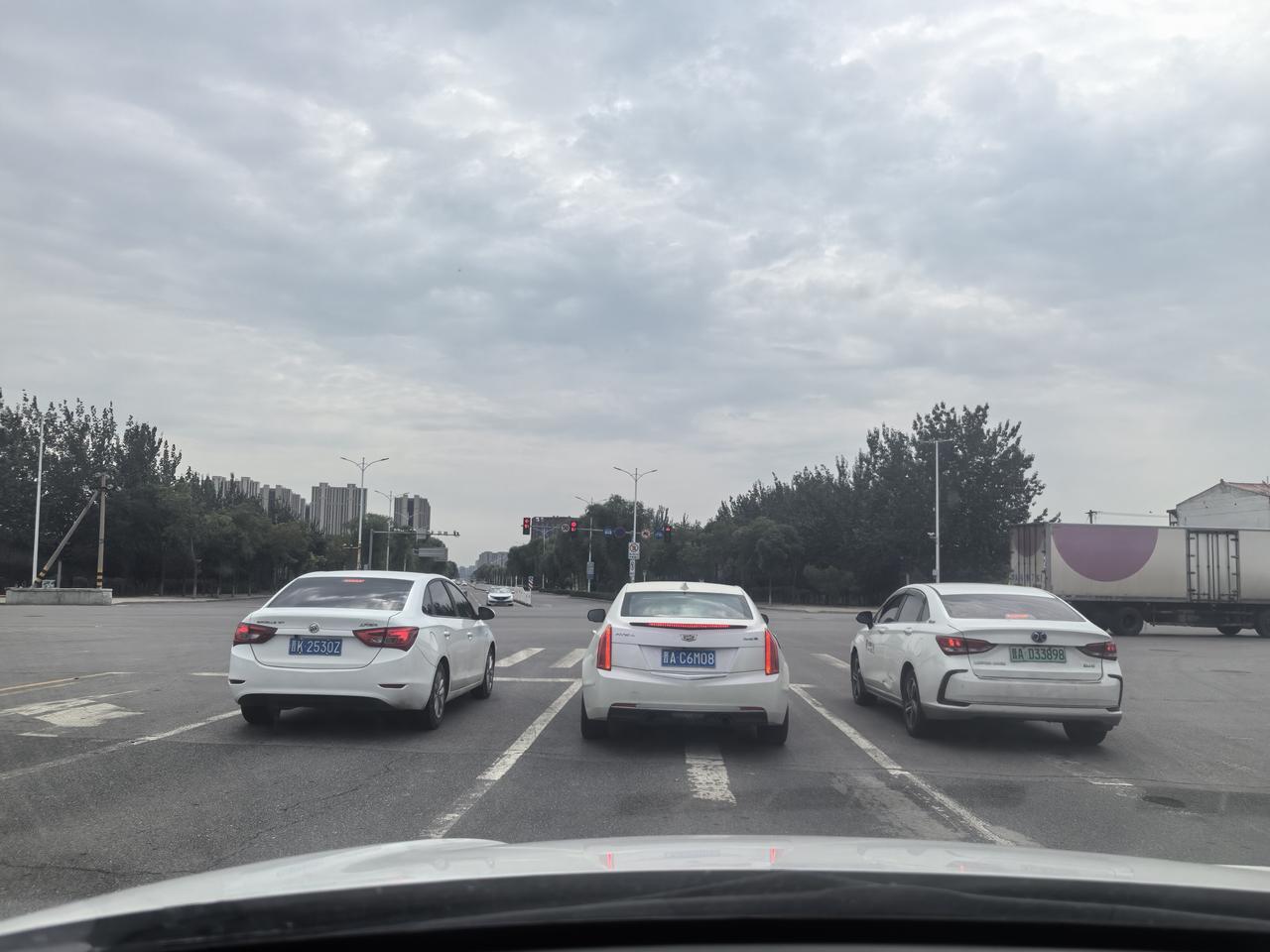 你察觉到这处细微的小细节了吗？
今天在晋中市榆次区中都北路等信号灯的时候，前方三