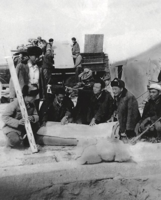 1974 年秋，秦城监狱里，76岁的屈武正在低头劳动。一名看守快步走到他身边，压