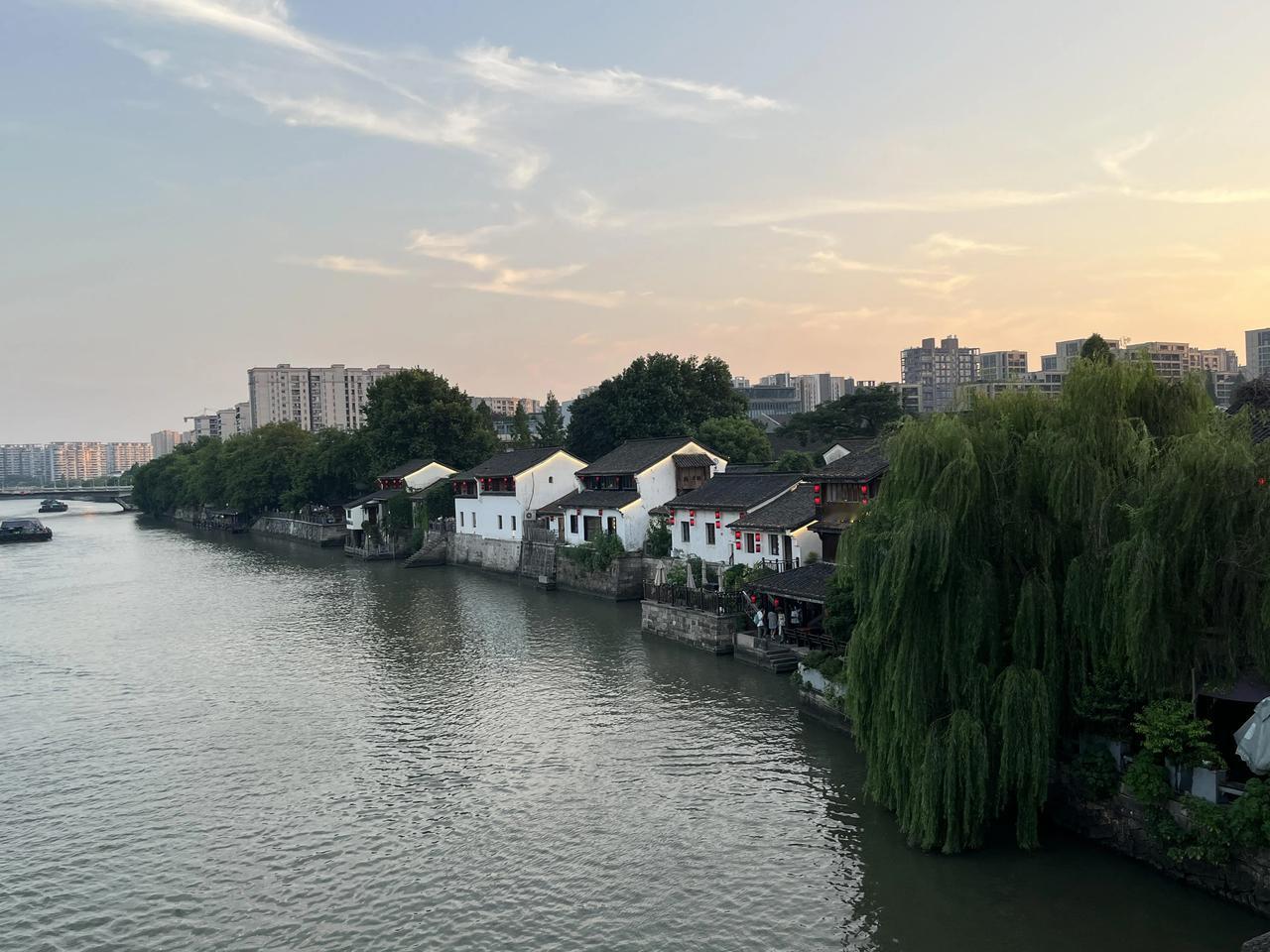 ​◆满庭芳·运河怀古​​
​​
​当代·黄永强
​​
​橹蚀隋纹，桥镌宋字，漕河