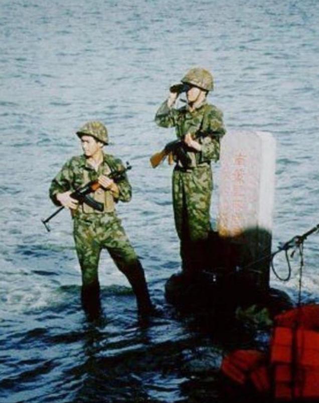 1990年，我国驻南薰礁的11名战士突然失联，后来派船过去查看，才发现11名战士