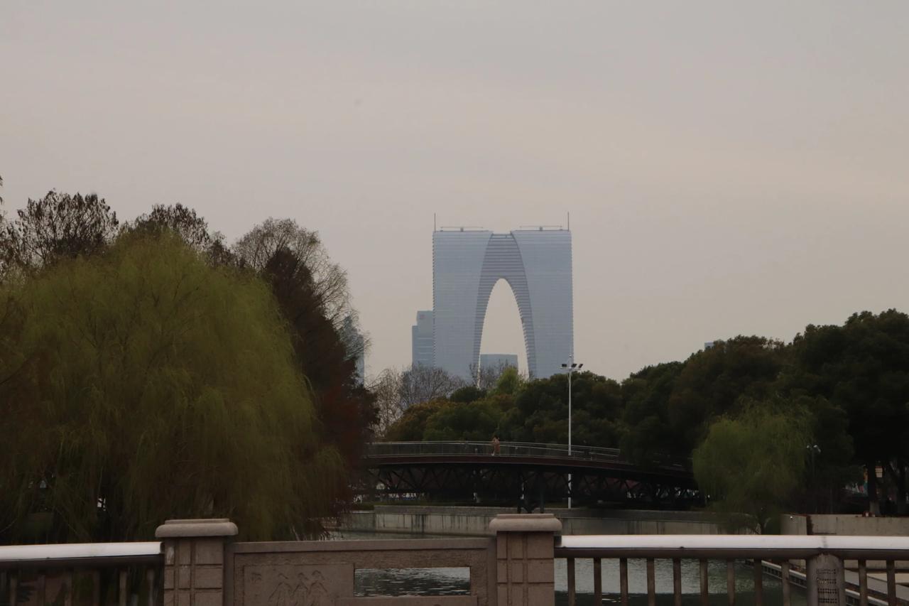 #分享苏州的地标景点东方之门#
这是我站在苏州工业园区拍摄的，苏州的地标景点东方