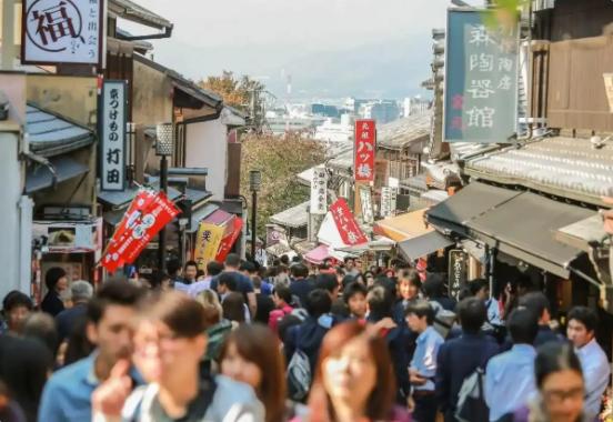 哈哈哈哈，有一个日本人质问，说中国人既然讨厌日本，干嘛还要去日本旅游呢？

然后