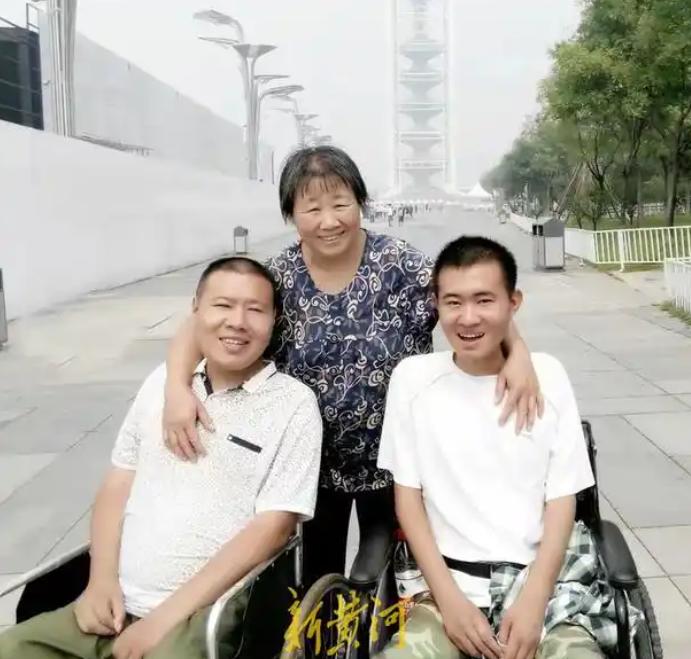 两个儿子同时被诊断为渐冻症，医生断言活不过18岁，残疾的丈夫不仅不心疼，反而动辄