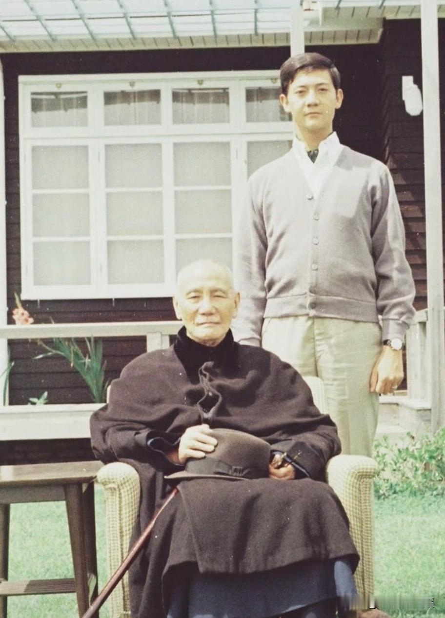 1969年，蒋孝武与祖父蒋介石的合照。蒋孝武于1969年自德国慕尼黑政治学院毕业