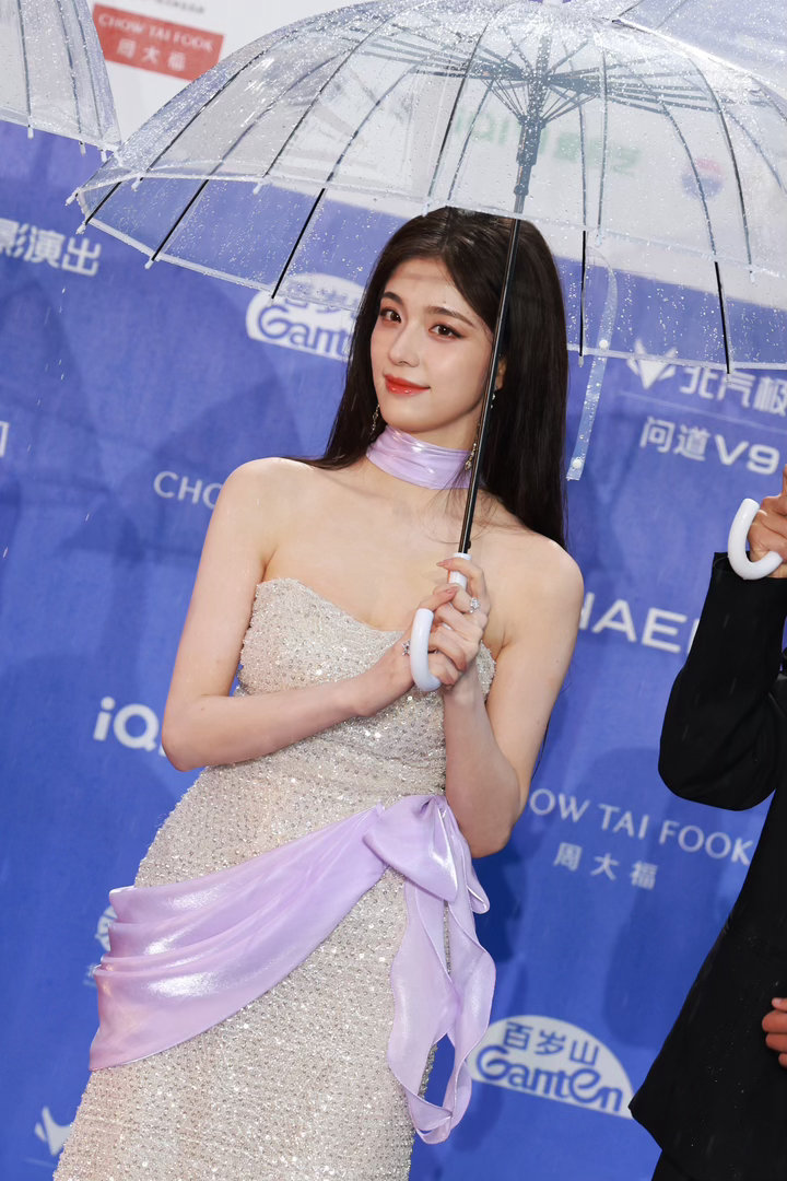 钟丽丽被雨淋了 红毯上突然下雨，有人慌有人尴尬，她倒好，收了伞直接淋。雨水打在礼