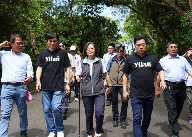 蔡英文跟宋楚瑜视频对话，做给赖清德看？
蔡英文近期动作频频，第一，爬山辅选赖系人