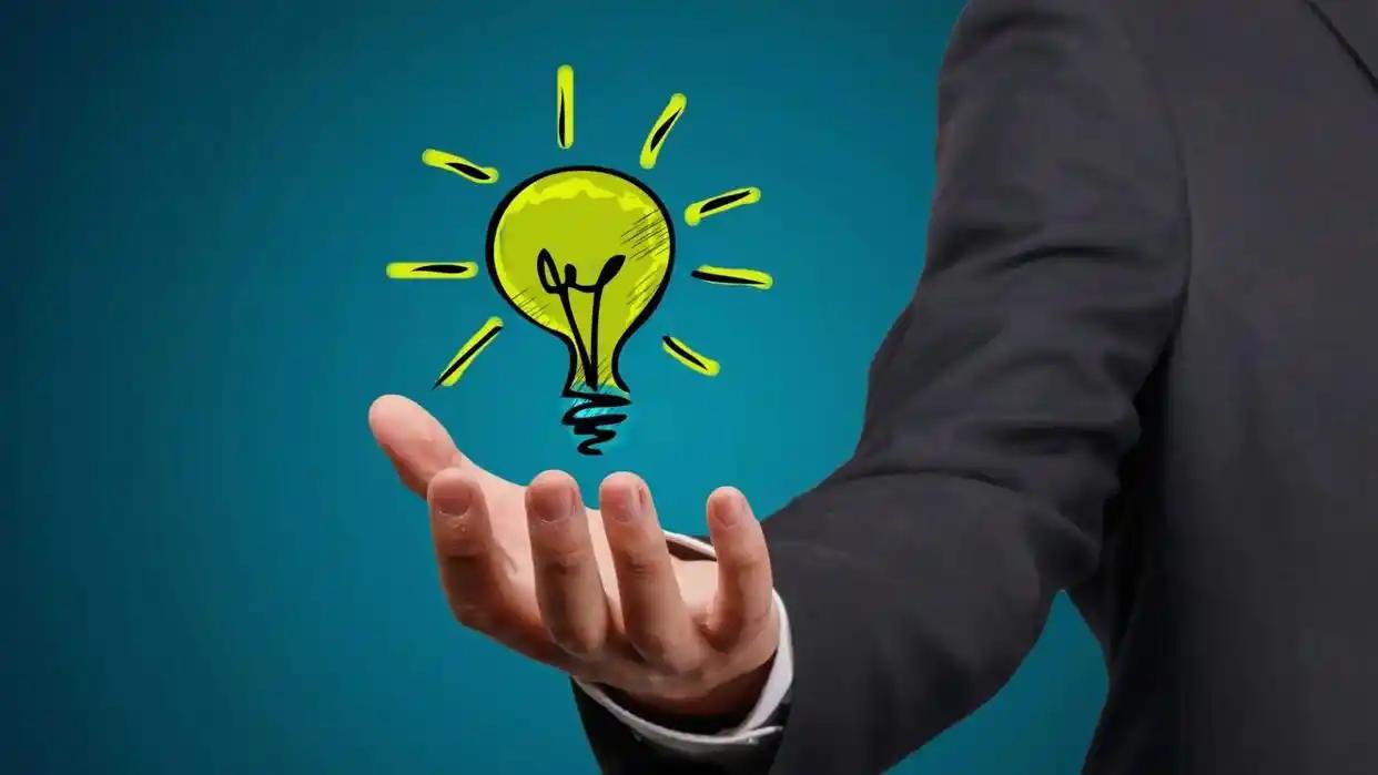 最有财商的一句话：

“穷人赚个三五百万，他也还是穷人，他会换大房子，好车子，背