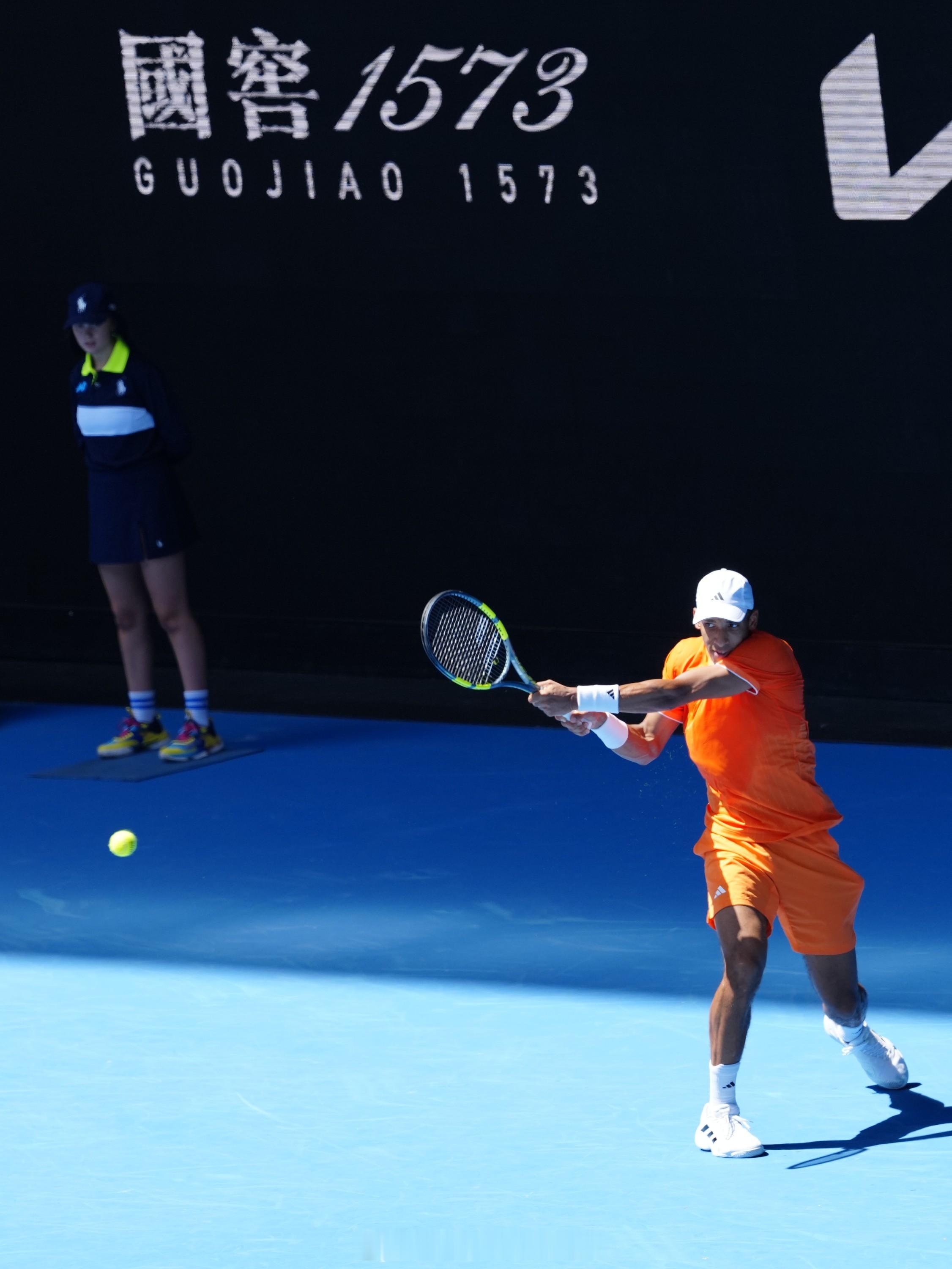 澳网2026 男单首轮，赛会7号种子阿利亚西姆在6-3/4-6/4-6时退赛，博