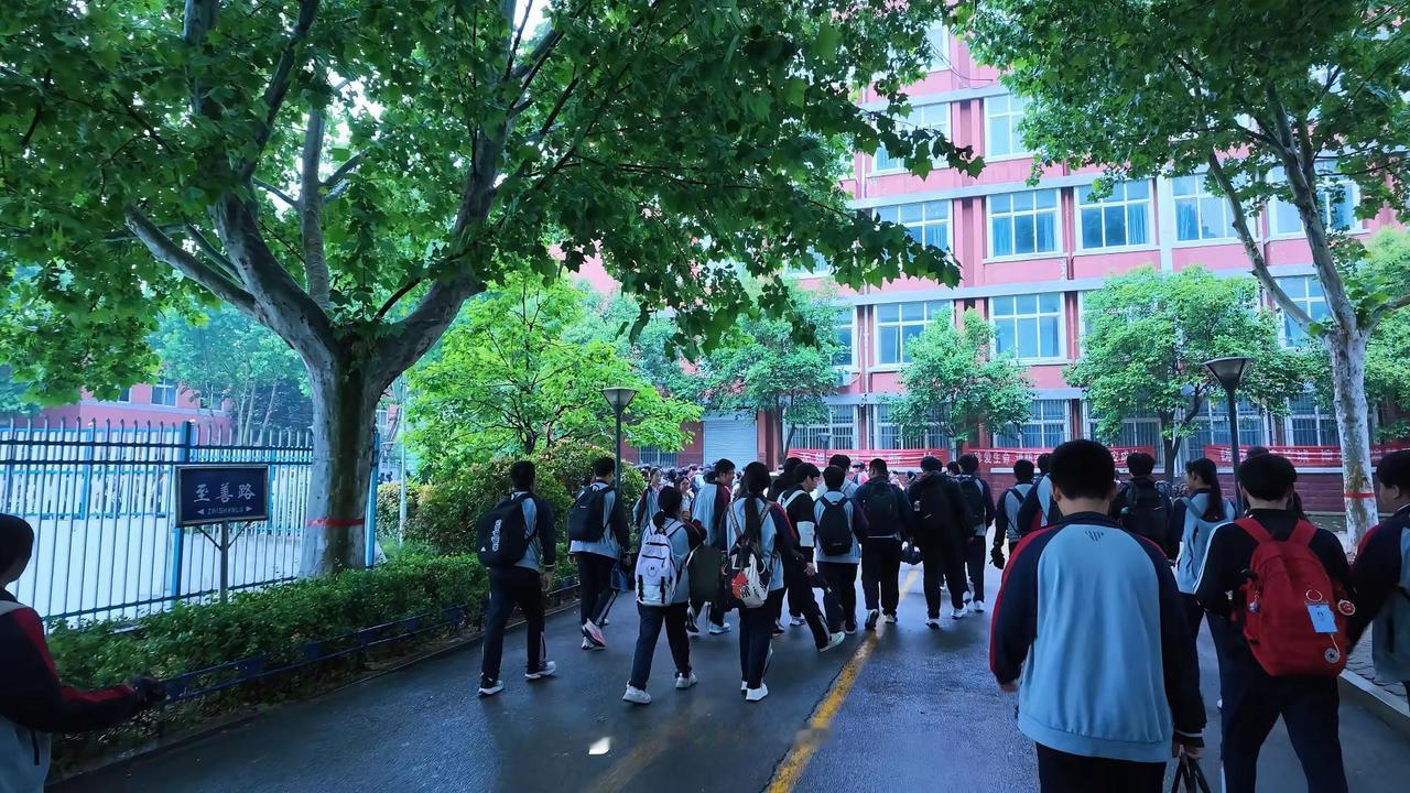距离中考只剩22天。从前听《琵琶行》只觉得旋律好听 听不懂那句夜深忽梦少年事 如