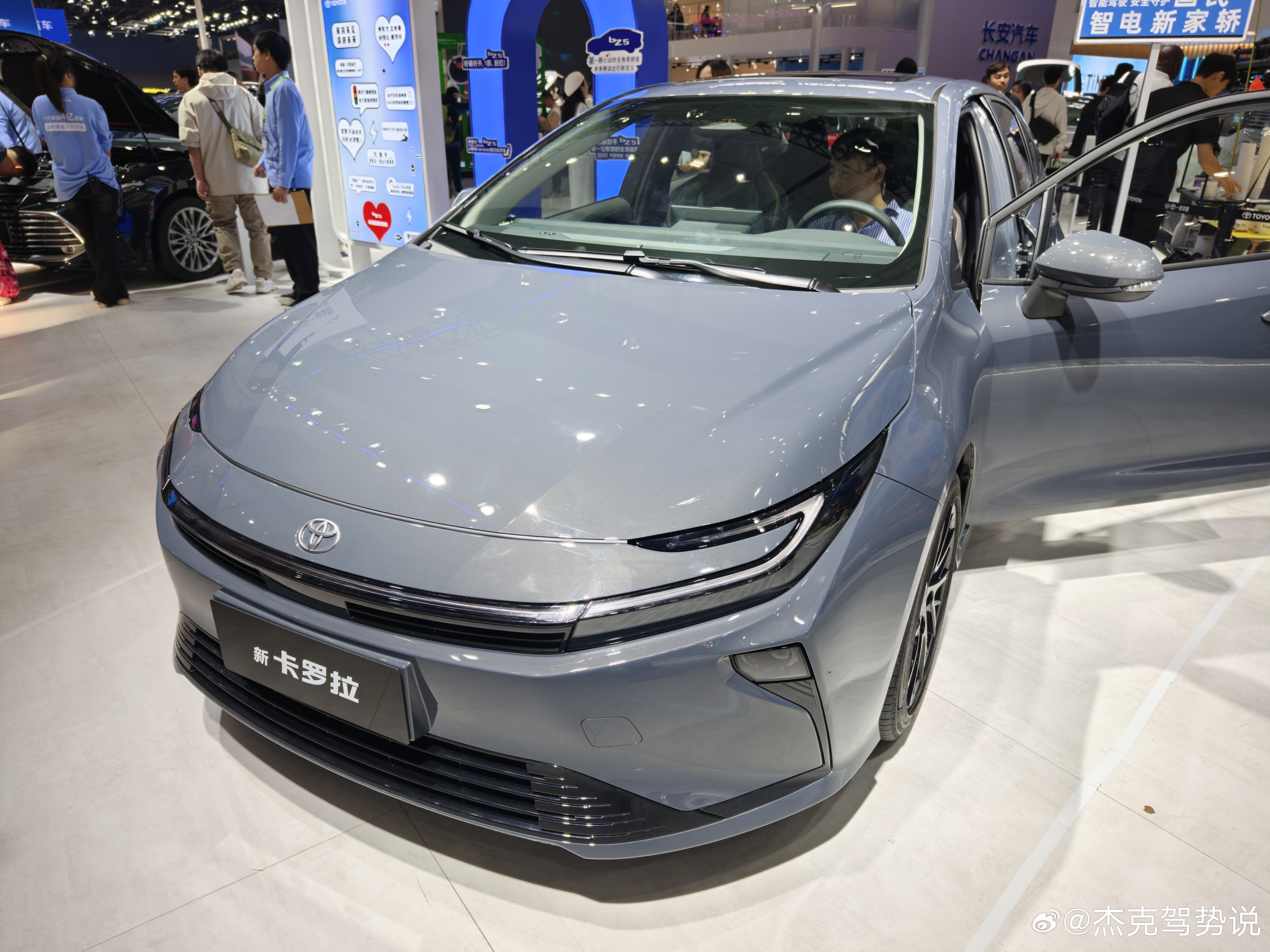 新卡罗拉就是亚洲狮换壳重做内饰，丰田中国这次也是下本了，直接砍掉一个产品，不过成