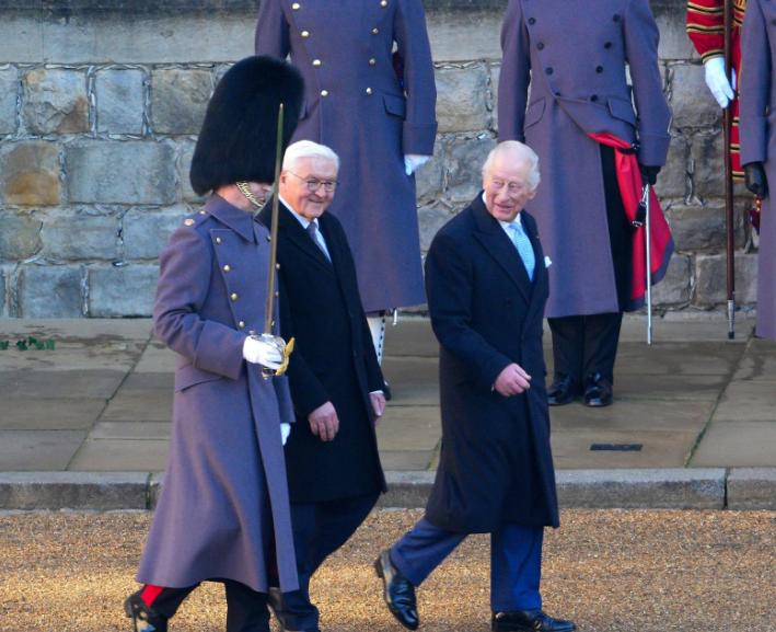 仪仗队开工了，英国王室虽然名声不好，但是有一个无法替代的作用，就是主持各种仪式。