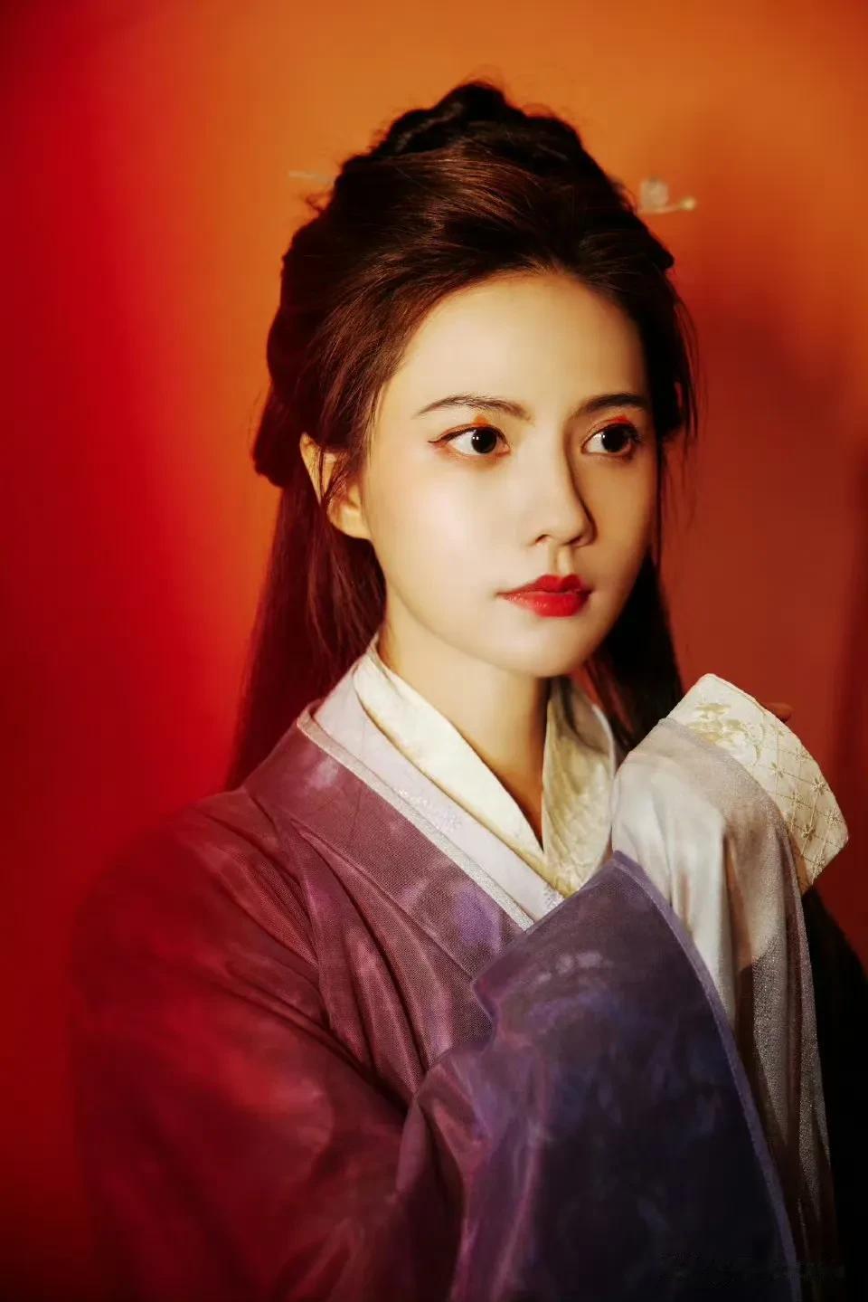 以爱为营女二姜珮瑶晒出自己的古典花瓣妆，美女这个妆造真的是让人眼前一亮，很期待她