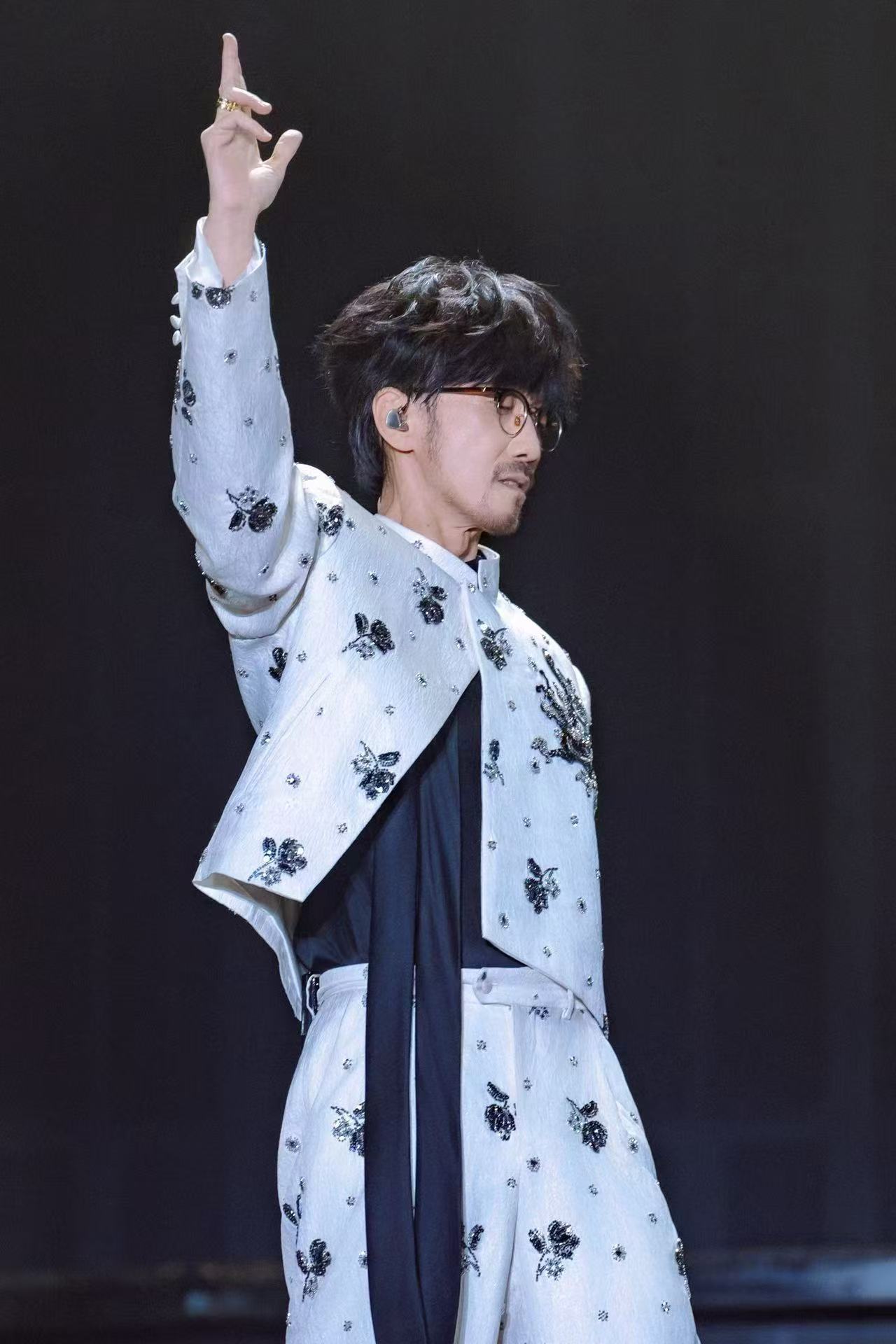 我宣布今年的初雪是周传雄给的周传雄《北极雪》舞台的含金量还在不断上升，舞台上雪白