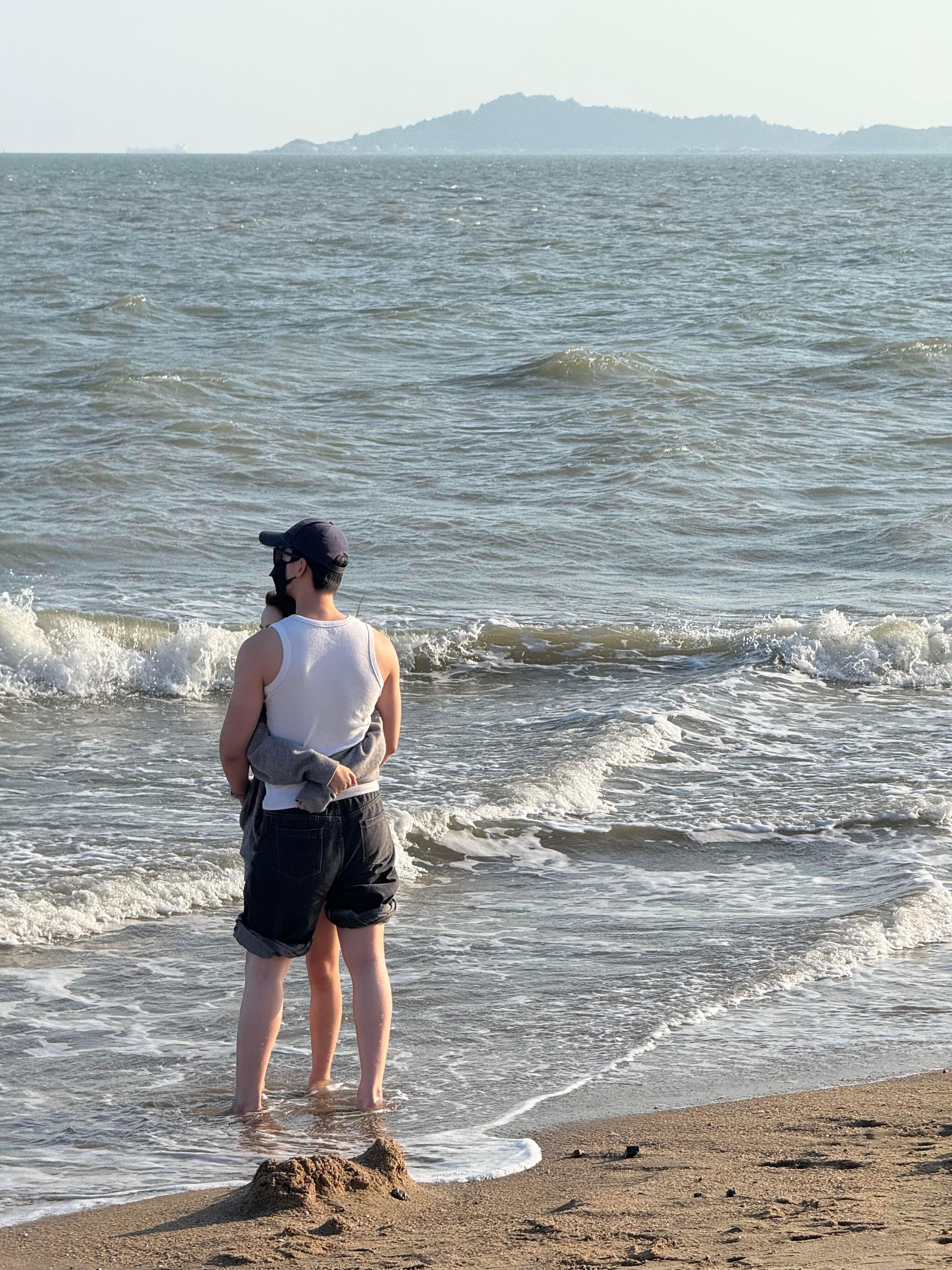 厦门金鸡奖颁奖典礼，网友在黄厝沙滩看见一戴口罩男的很像明星，你觉得是谁？ 