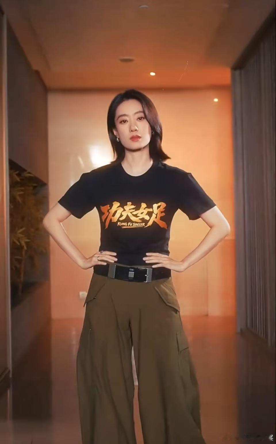 张小斐迪丽热巴足球转场张小斐迪丽热巴足球转场好帅！张小斐迪丽热巴踢足球转场