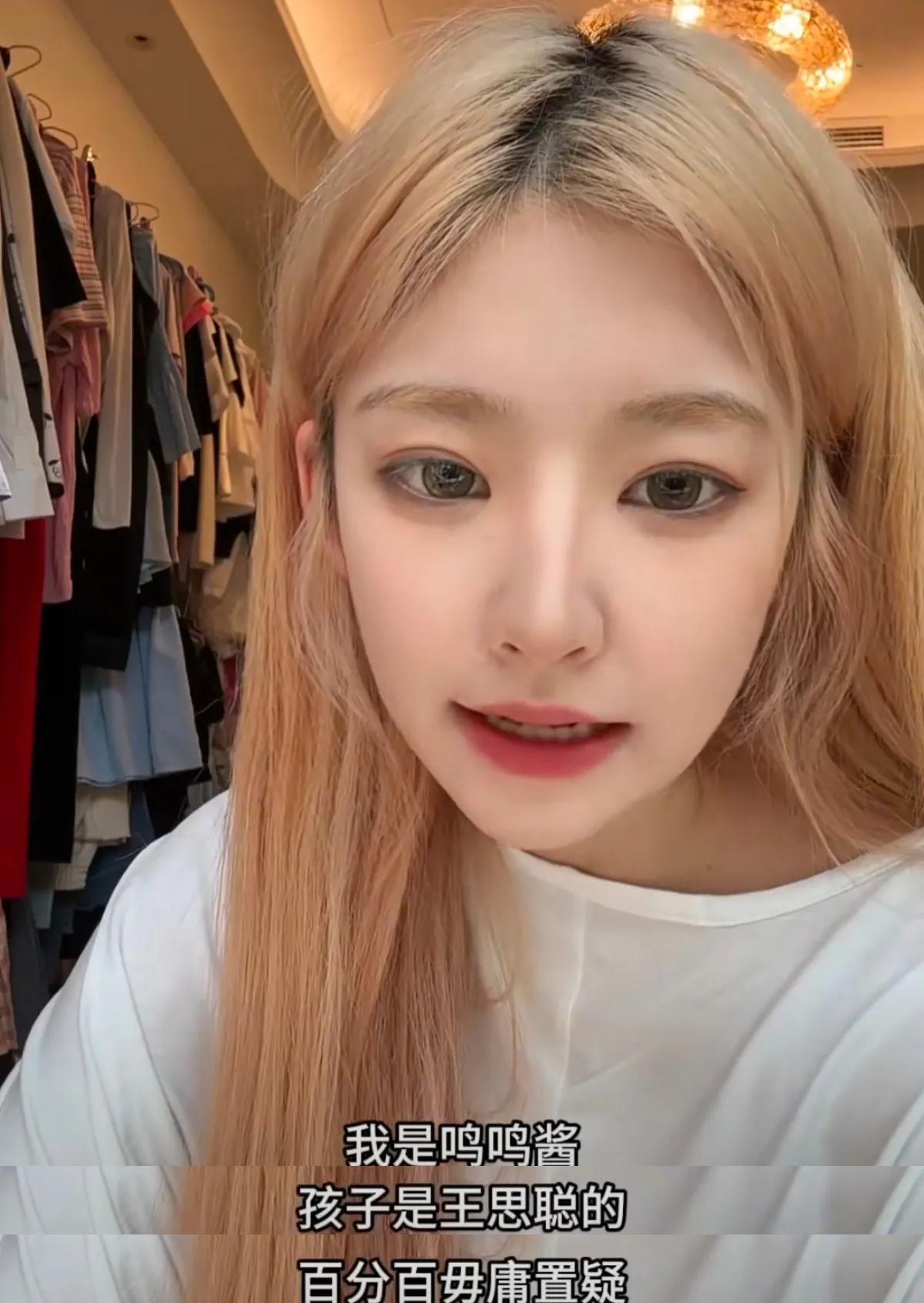 王健林现在应该挺懵的，照片中的女孩确实与他相像，大概率是他的孙女。但王思聪对肯定