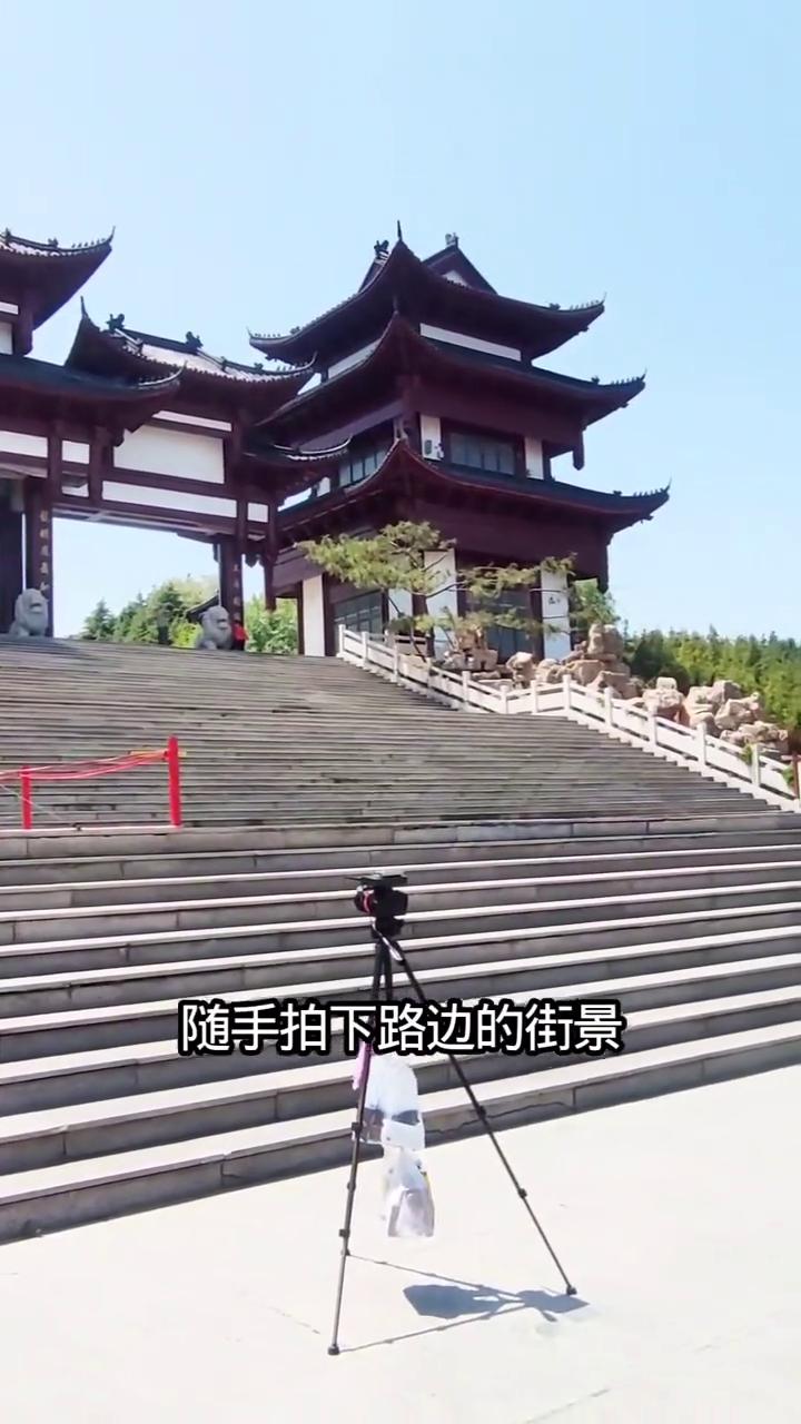 威海小城的街景秀。
大家好，我是陈国新。自5月1日自驾到东北旅游，14日路经威海