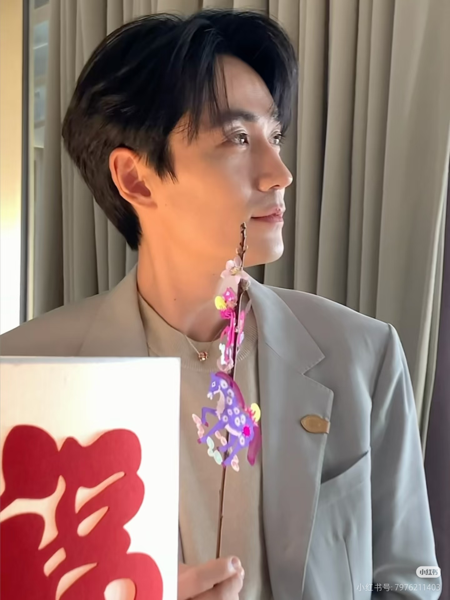 【朱一龙元宵节营业照】这个元宵节的营业照看得人眼前一亮又一亮，淡淡的光晕+温柔的