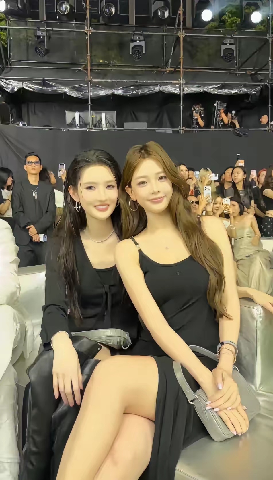 网红想碾压王玉雯的心呼之欲出啊，问题是 她自己发的，和现场其他人拍的生图根本不是