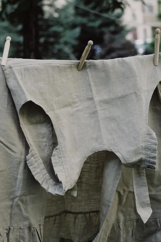 去阳台收衣服，正巧室友在给花浇水。突然，他“咦”了一声：“可，你的内裤都有三个洞