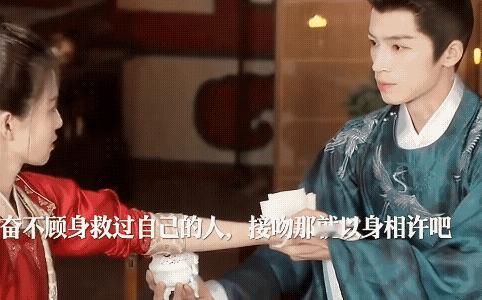 《唐宫奇案》李佩仪中毒箭被萧怀瑾救下，李佩仪感激萧怀瑾的救命之恩亲了他表达了爱意