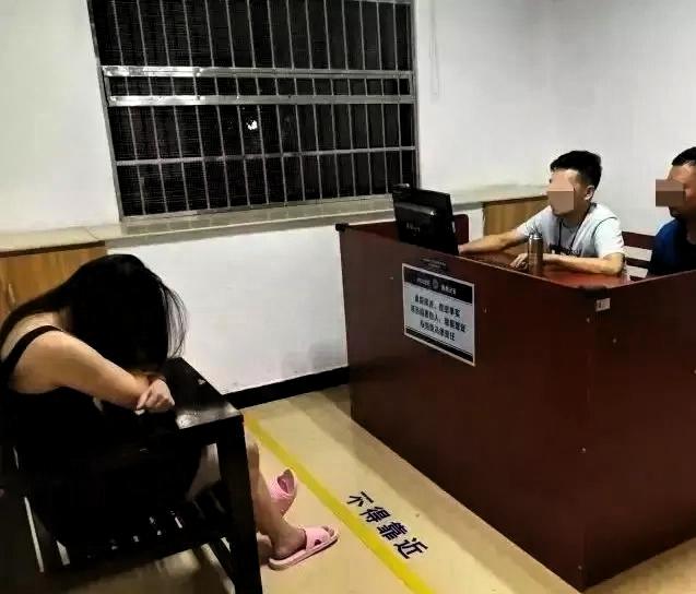 广西柳州，一男子晚上进入一养生馆后，随即与养生馆老板娘进入房间并拉上门帘，大约1