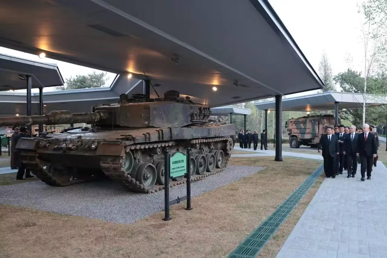 [呲牙] 这下朝鲜会不会仿制一款“主体豹2”——什么情况？朝鲜在平壤展出了一辆豹