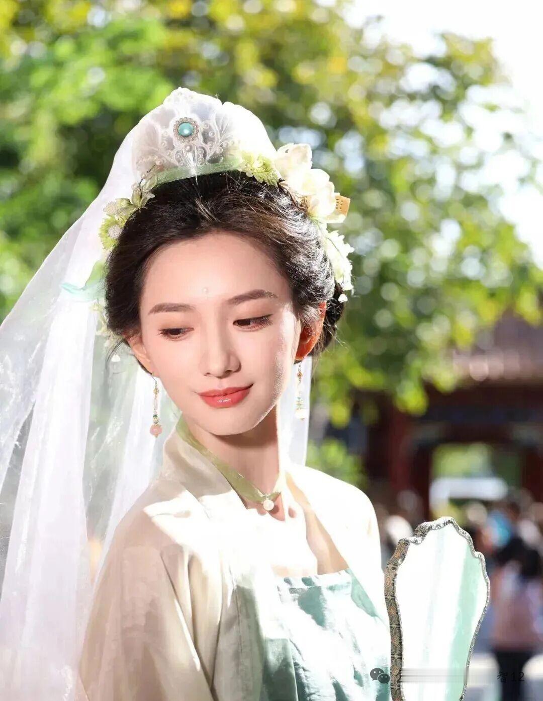 于正说：“没颜值的素人，别私信我了，被选中的只有张婉莹。”

张婉莹说：“你骗我