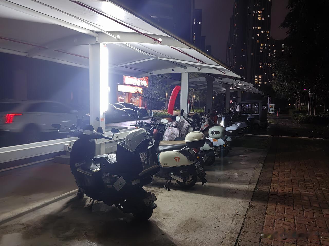 这种爱占别人便宜的人， 其实挺可恶的，说难听一点 ，就是恶心死了。
     下