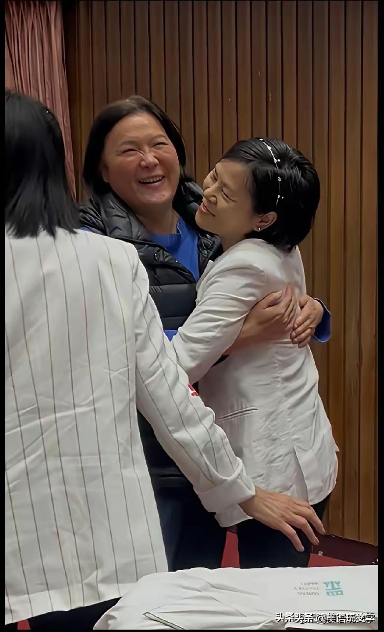 有一种安慰叫，我知道你孤独无助，更懂你的心酸，一个温暖的拥抱，胜过千言万语。
在