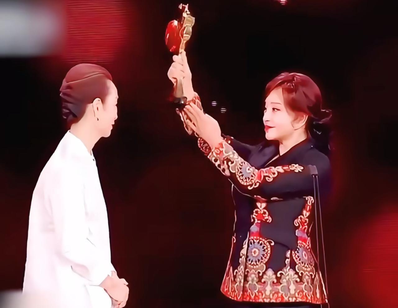 周野芒奚美娟这事，

告诉了大家一个道理，

老一辈子的艺术家真的沾了网络不发达