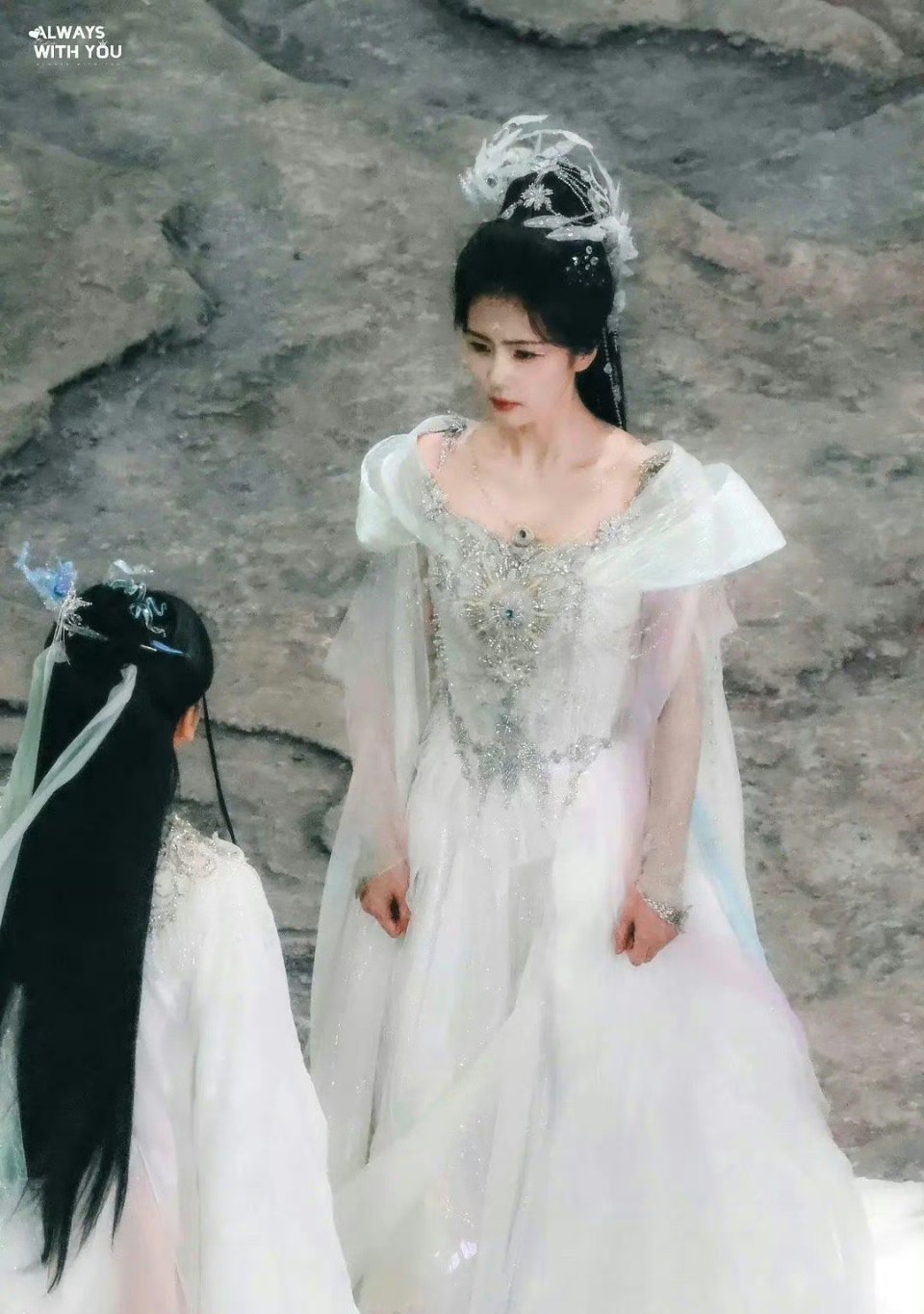 🍍这套..头饰挺美的，👗有点像婚纱 ​​​